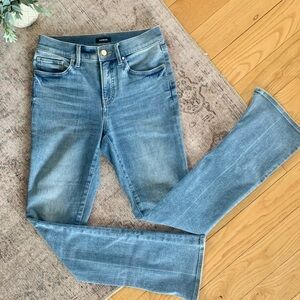 Express midrise skyscraper light wash Jean. Size 4Regulat